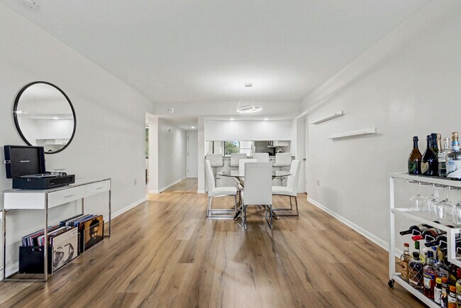 Building Photo - 1518 Whitehall Dr