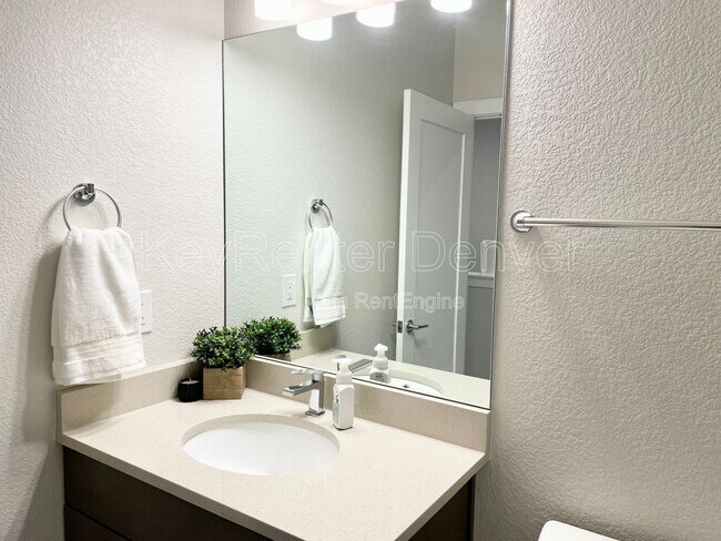 Building Photo - 9675 E Idaho Pl