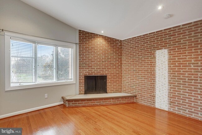 Building Photo - 9801 Clydesdale St