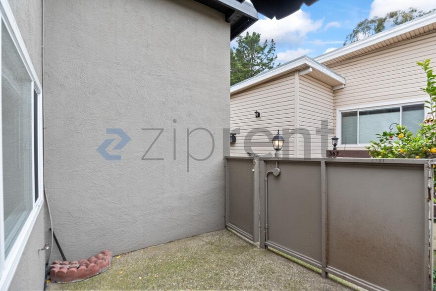 Building Photo - Unit A