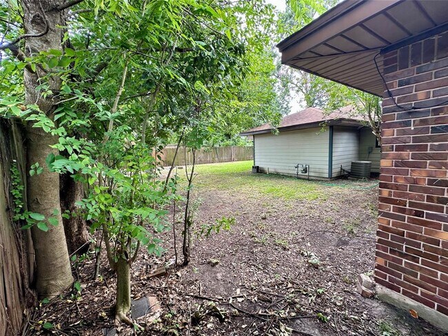Building Photo - 530 Edgebrook Dr