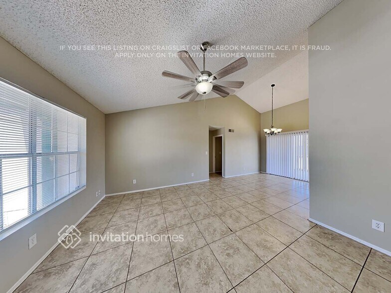 Building Photo - 1102 E Utopia Rd