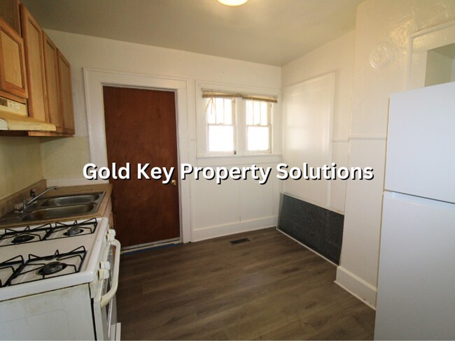 Building Photo - Spacious 2 BR 1 BA House with Nice Covered...