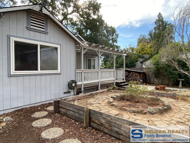 Building Photo - Cozy 3 bd. home on Ukiah's westside!