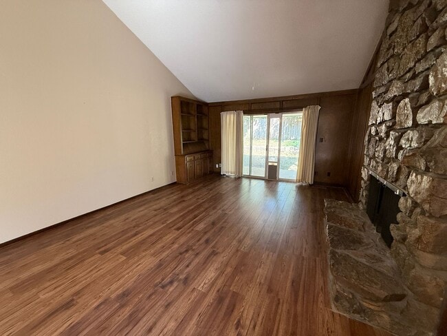 Building Photo - Vaulted Ceilings, Large Great Room! 3 bedr...