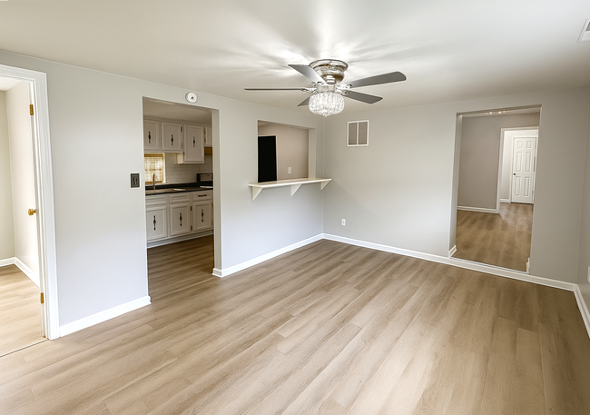 Building Photo - 704 E Perry St