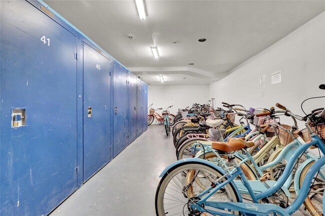 Building Photo - 25 W Broadway