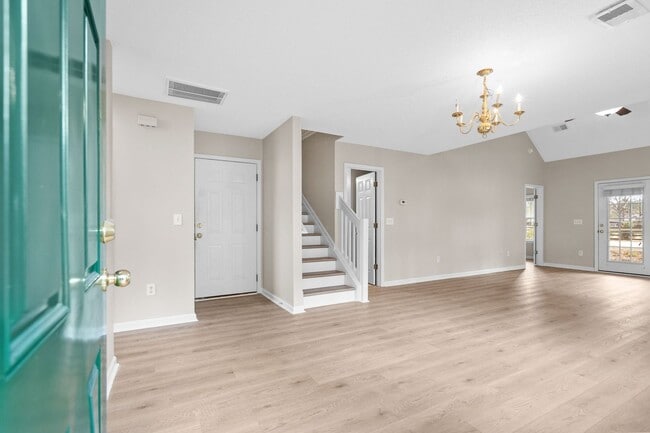 Building Photo - 571 Riverward Dr