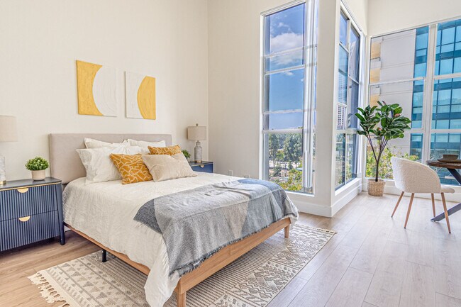 Building Photo - 555 Front St