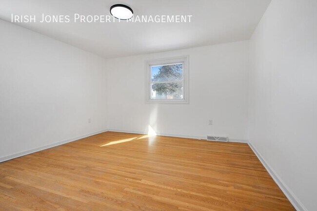 Building Photo - 208 Main St