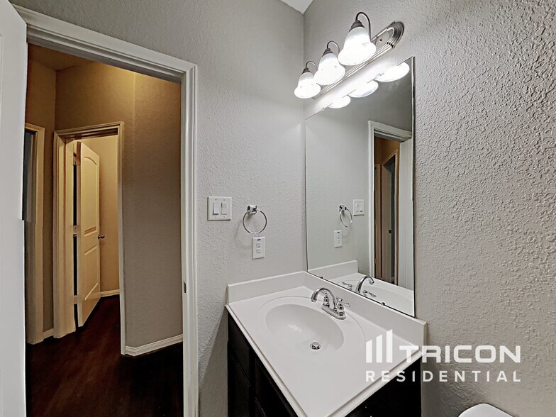 Building Photo - 21566 Alexa Forest Dr