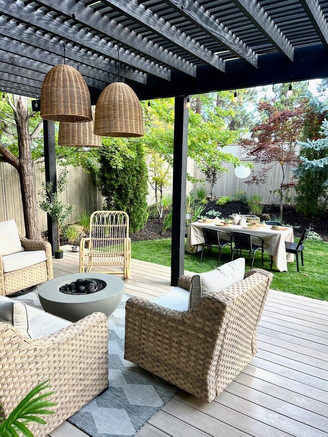 Building Photo - Newly Professionally Designed Home Westsid...