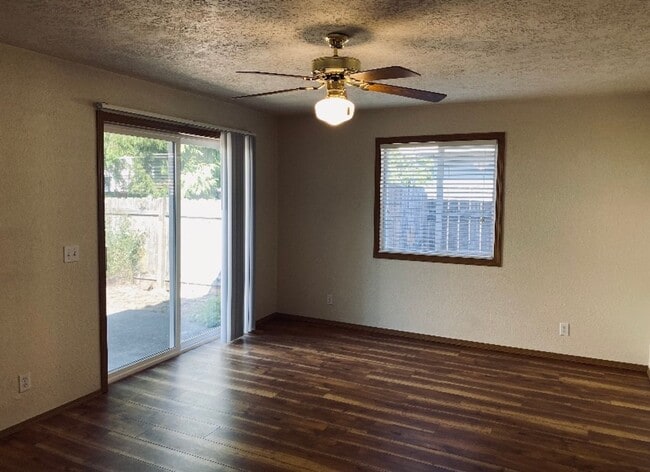 Building Photo - Silverton Duplex #13146