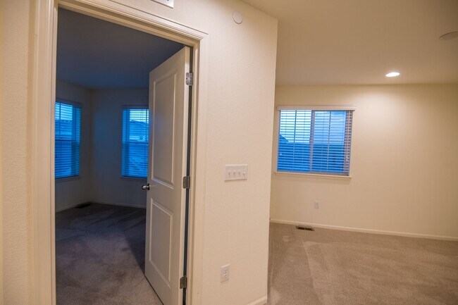 Building Photo - 2 Bedroom 2 1/2 Bath in Mosaic