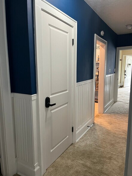 Building Photo - 369 E Tuscarawas Ave