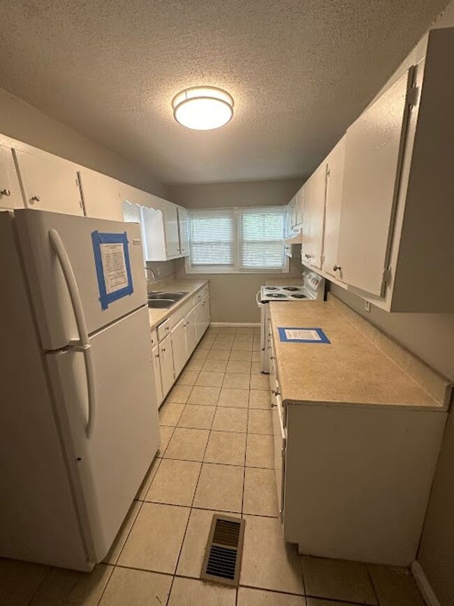 Building Photo - 3 bed 2 bath in Atlanta!