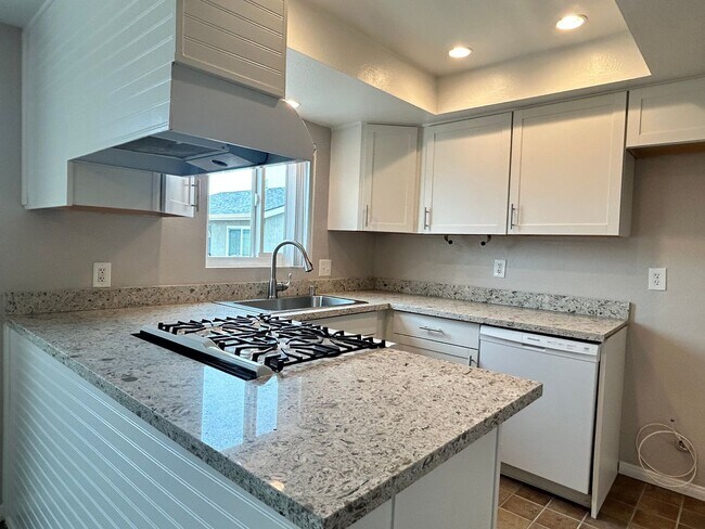Building Photo - $$ HALF 1/2 OFF First Months RENT !!!!!! 2 bed - 2 bath unit Ready to rent!