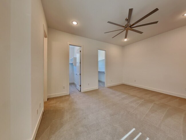 Building Photo - 129 E Oscar Dr