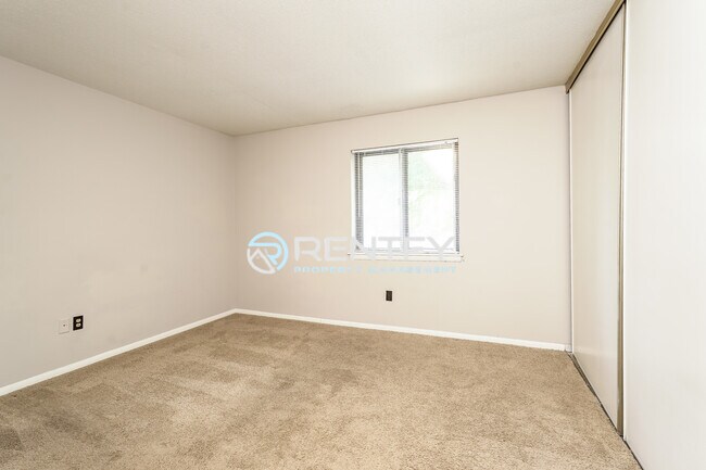 Building Photo - 2260 Sunderland Rd