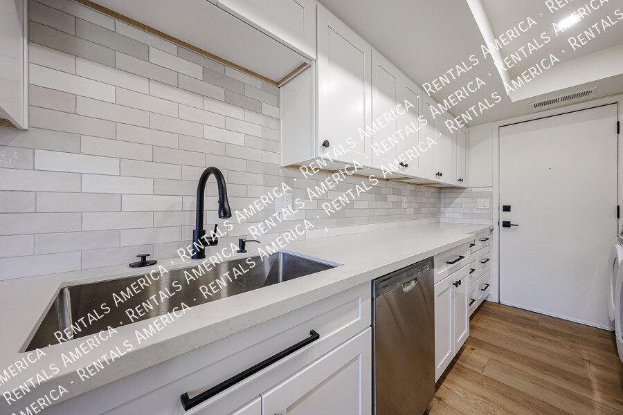 Building Photo - 8821 S 48th St