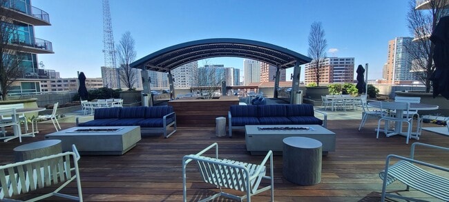 Building Photo - Modern Corner Unit 1BR Condo in Midtown with Skyline Views