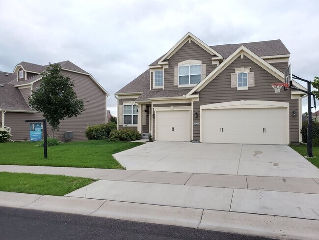 Building Photo - Perfect 5 bedroom count Home in Plymouth