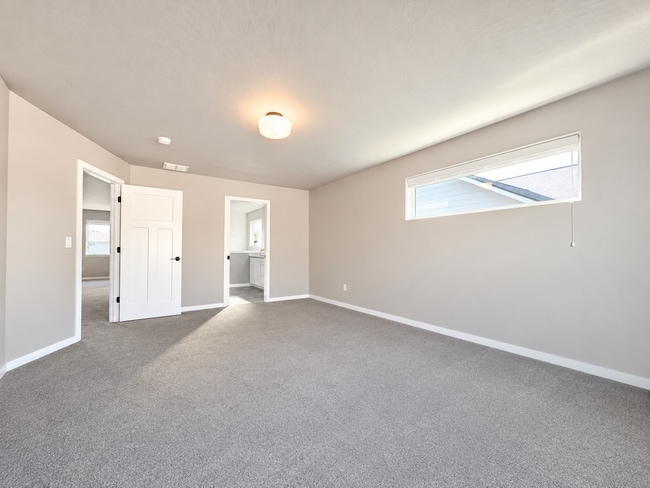 Building Photo - 1816 S Ridgetop Dr