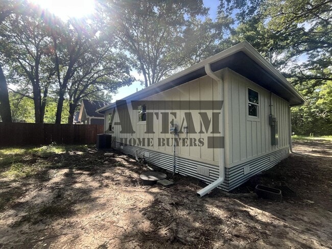 Building Photo - Fully Remodeled 2 Bedroom 1 Bathroom