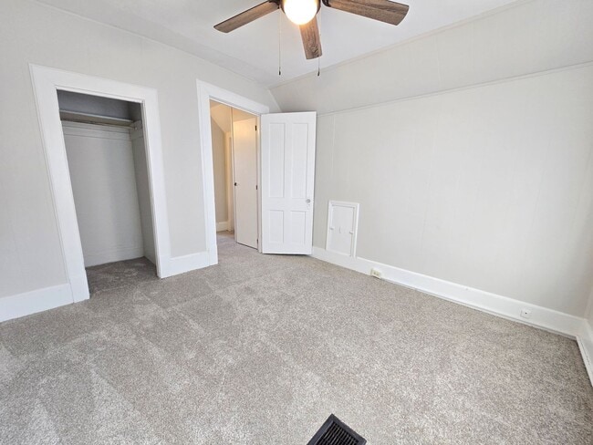 Building Photo - 2 Bedroom Home in Bloomington