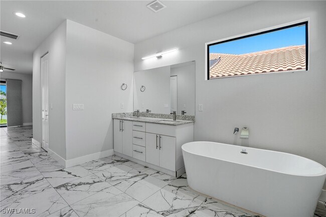 Building Photo - 2314 NW 33rd Pl