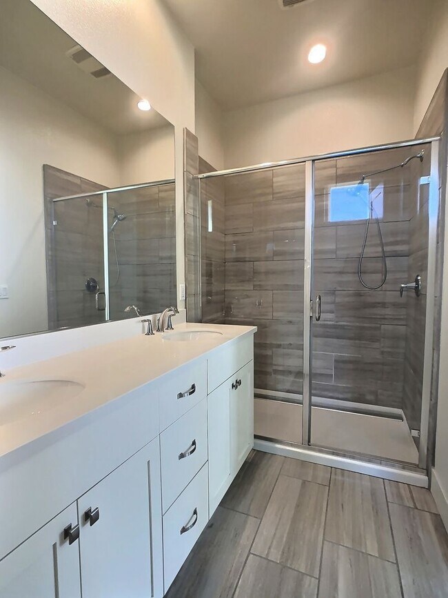 Building Photo - Bright 2 Bedroom Townhome in Downtown San Jose