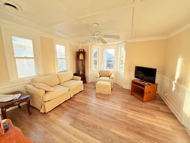 Building Photo - 17-17 Maple St