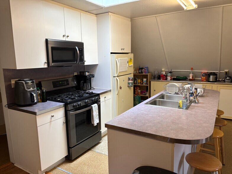 Building Photo - 127 College Ave