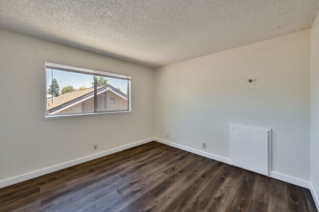 Building Photo - 3 Bedroom Home with Fireplace and LVP Flooring & 2-Car Garage!
