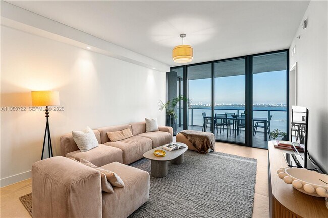 Building Photo - 700 NE 24th St