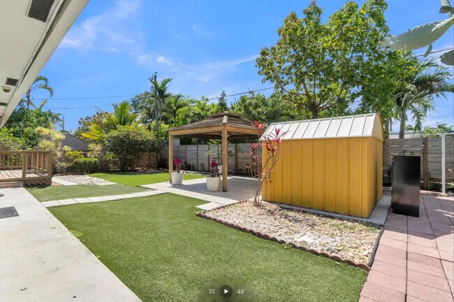 Building Photo - 806 NE 4th St