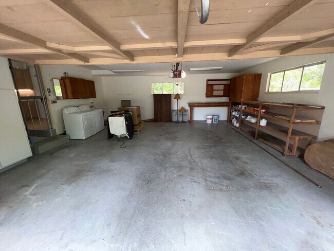 Building Photo - 3 Bedroom 2 Bath Lakeside Home