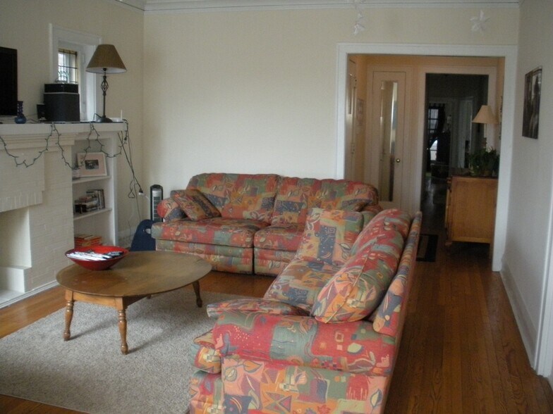 Living room - 1218 W Columbia Ave