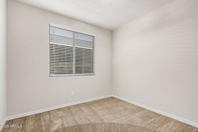 Building Photo - 8828 W Palo Verde Dr