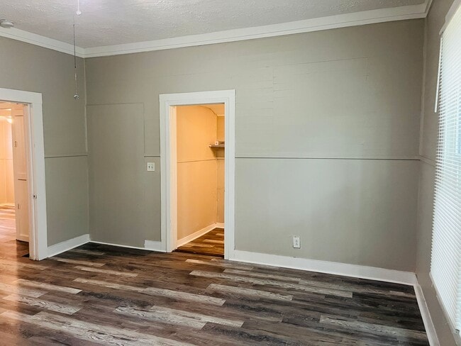 Building Photo - Cute as a button! 2 bed, 1 full bath, renovated cottage, hardwood floors, large porch, lots of ch...