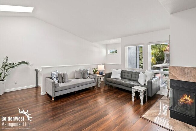 Building Photo - Bright and Modern 2Bdm 2Ba Townhome with Private Patio in Scripps Ranch!
