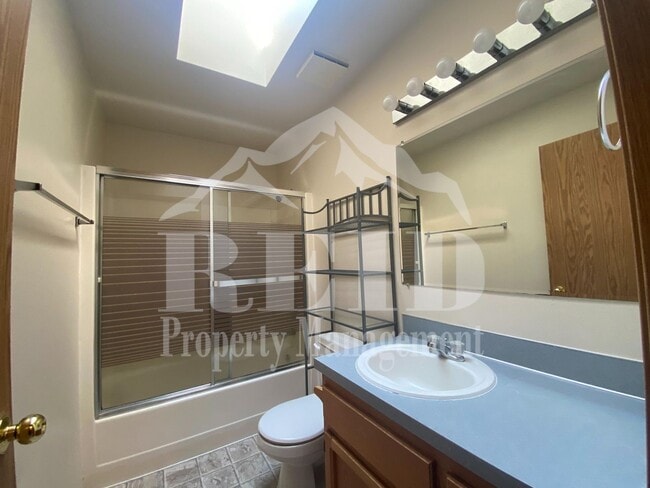 Building Photo - Ridgetop / Island Lake home located in a cul-de-sac