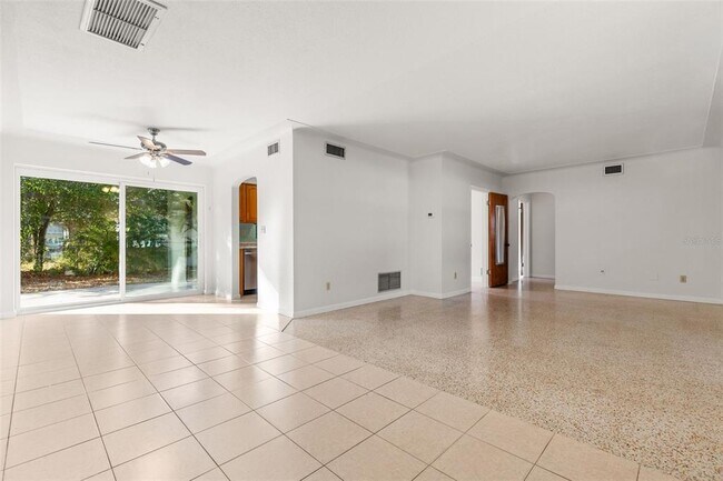 Building Photo - 885 James St