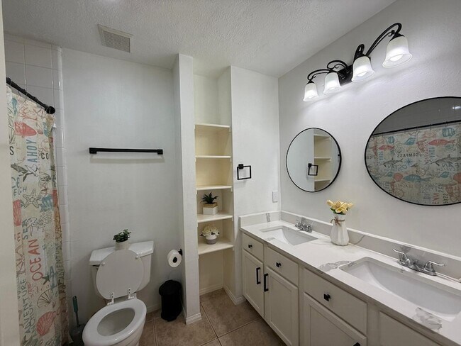 Building Photo - 17526 Coventry Oaks Dr