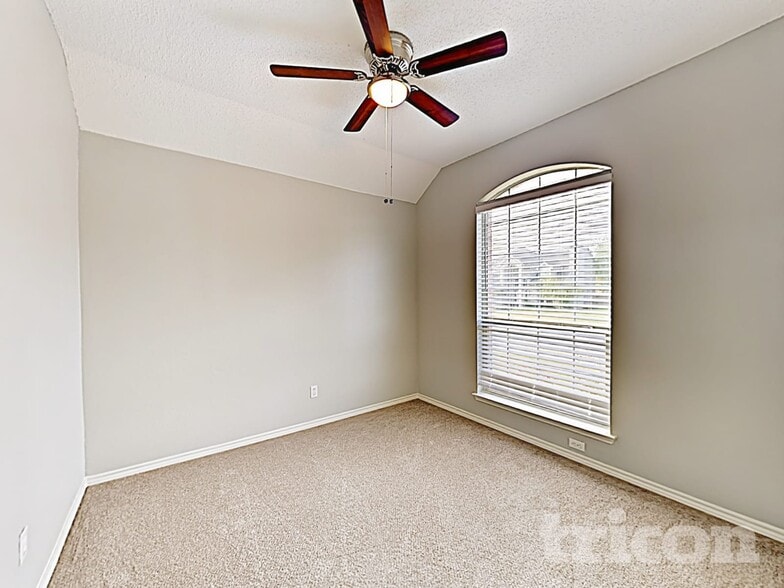 Building Photo - 229 Willow Creek Dr