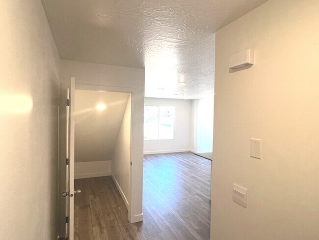 Building Photo - 3303 E Elkhorn Ln