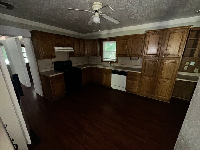 Building Photo - 511 Manor Dr