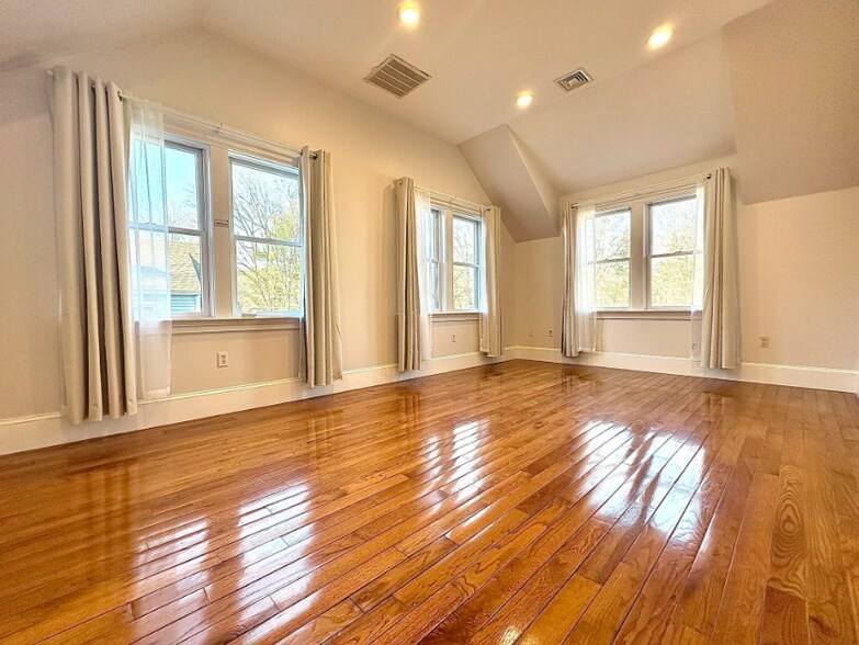 Building Photo - 130 Viles St