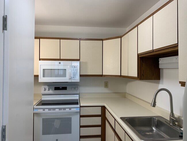 Building Photo - 11 Warren Lodge Ct