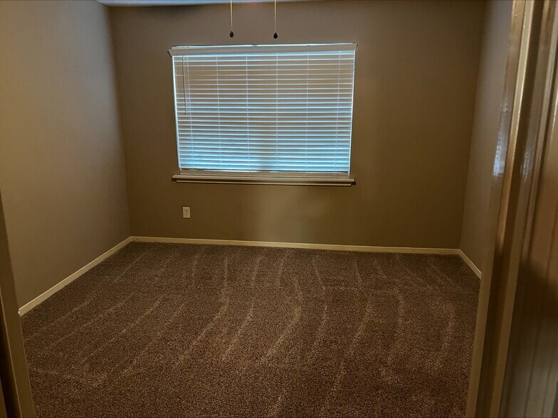 Building Photo - 835 Chatwood Dr